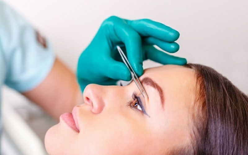 بهبود افتادگی پلک بدون جراحی