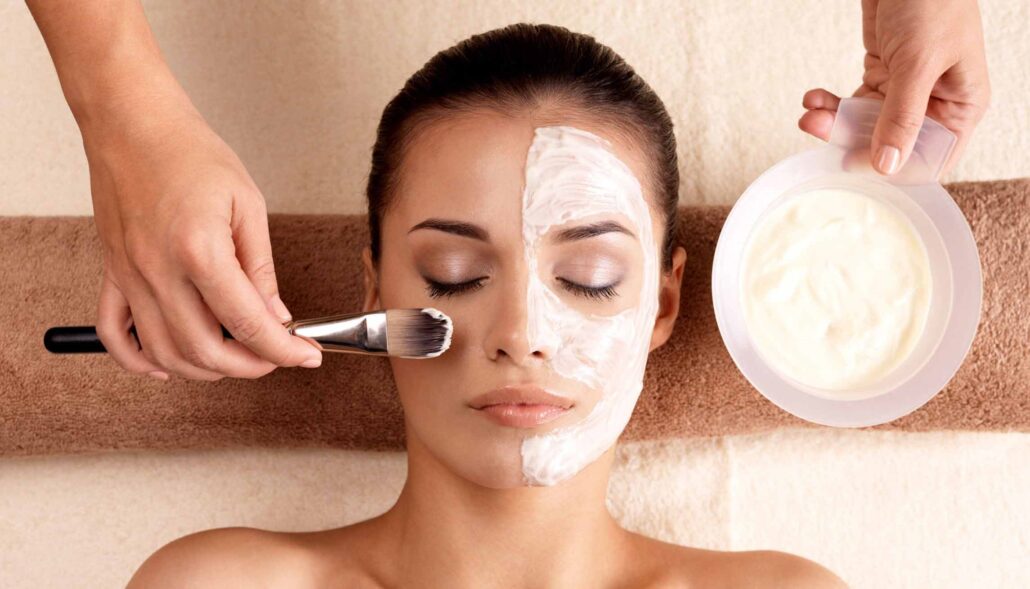 ۱۰ ماسک صورت خانگی برای روشن شدن پوست و رفع جوش
