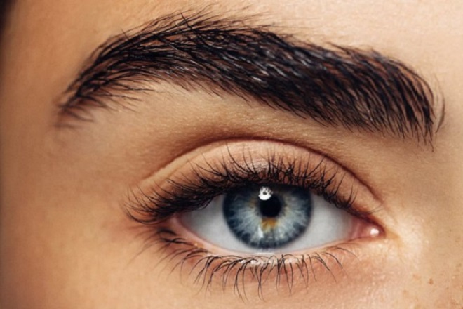 آیا استفاده از روغن‌های گیاهی می‌تواند در روند رشد ابرو موثر واقع شود؟