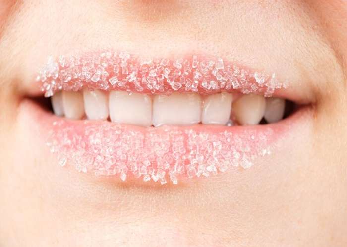 آیا با استفاده از پودر فیکساتور می‌توان بر ماندگاری رژ لب افزود؟