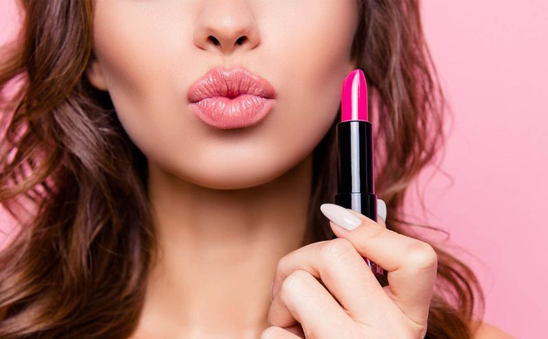 چگونه رژ لب مان در حین غذا خوردن پاک نشود؟