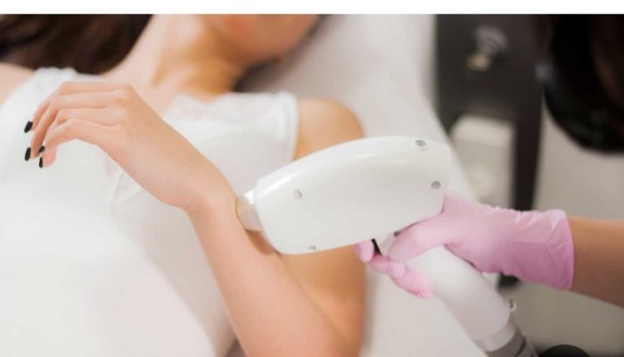 ویژگی‌های بهترین کلینیک لیزر موهای زائد